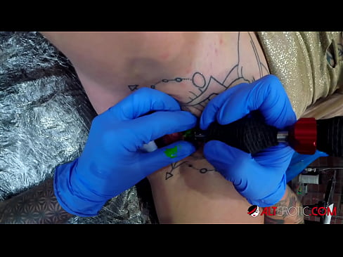 ❤️ Экстрэмальна татуіраваная красуня Салі Сэвідж зрабіла татуіроўку на клітары ❌ Супер сэкс на be.naffuck.xyz ☑